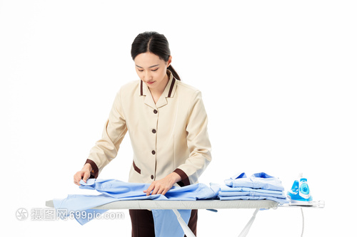 专业家政服务 女性家政员熨烫衣服与保洁服务的全方位解析